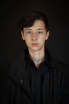 黑色衬衫夹克少年写真摄影图片